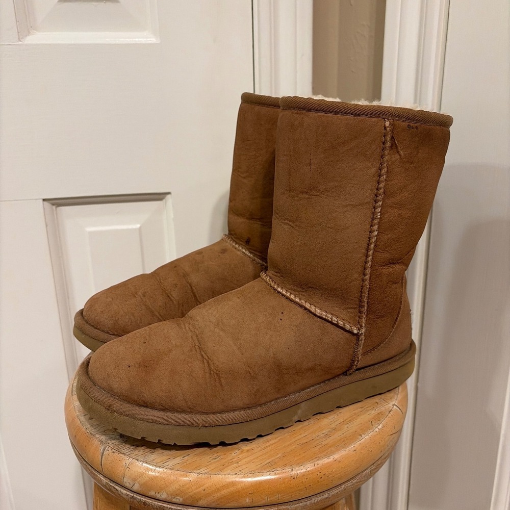 UGG Womens Classic Short II Boot Chestnut Brown Size 8 Suede Sheepskin 5825
